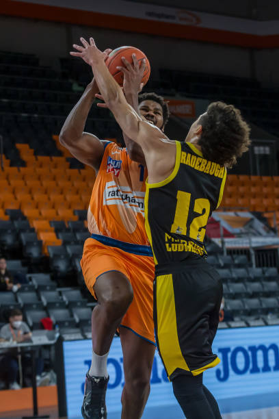 律框架内的 律框架内的